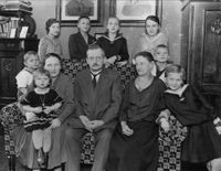 Familie um 1930 in Breslau mit SchwOma Mathilde Wei&szlig;